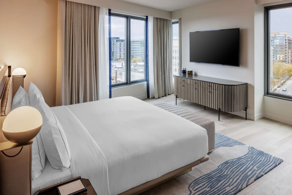 Room, 1 King Bed, Accessible, Corner (Hearing) - Photo 3