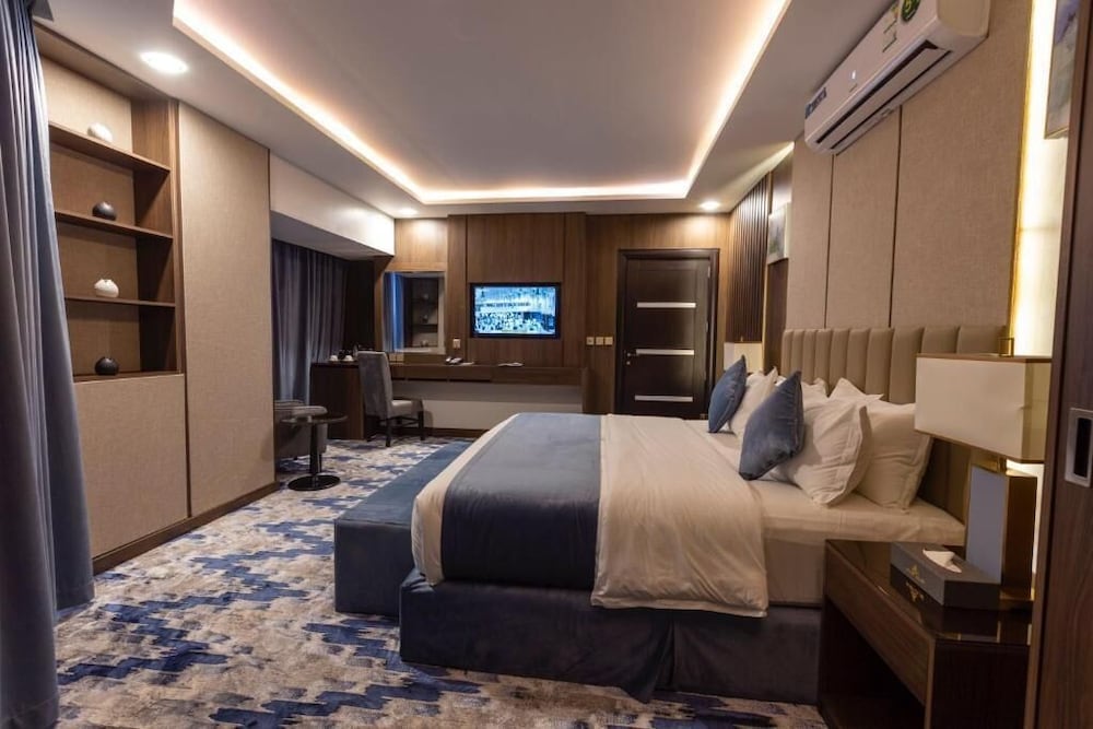 Honeymoon Suite, City View photo 3
