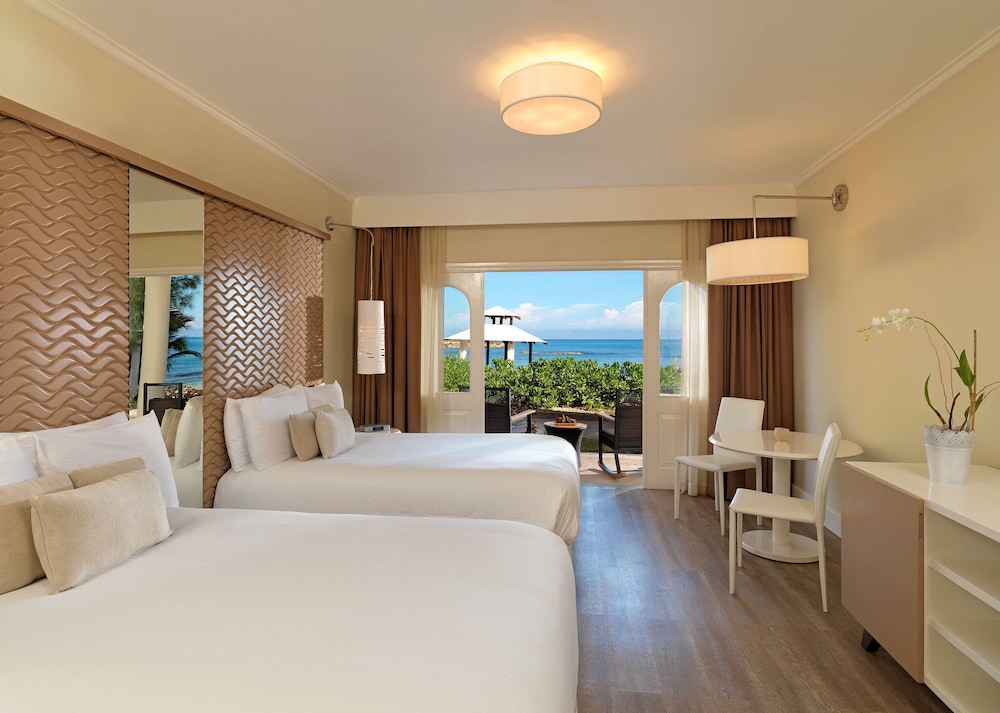 Deluxe Room, Beachfront photo 1