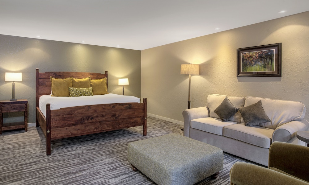 Superior Room, 1 King Bed, Jetted Tub photo 2