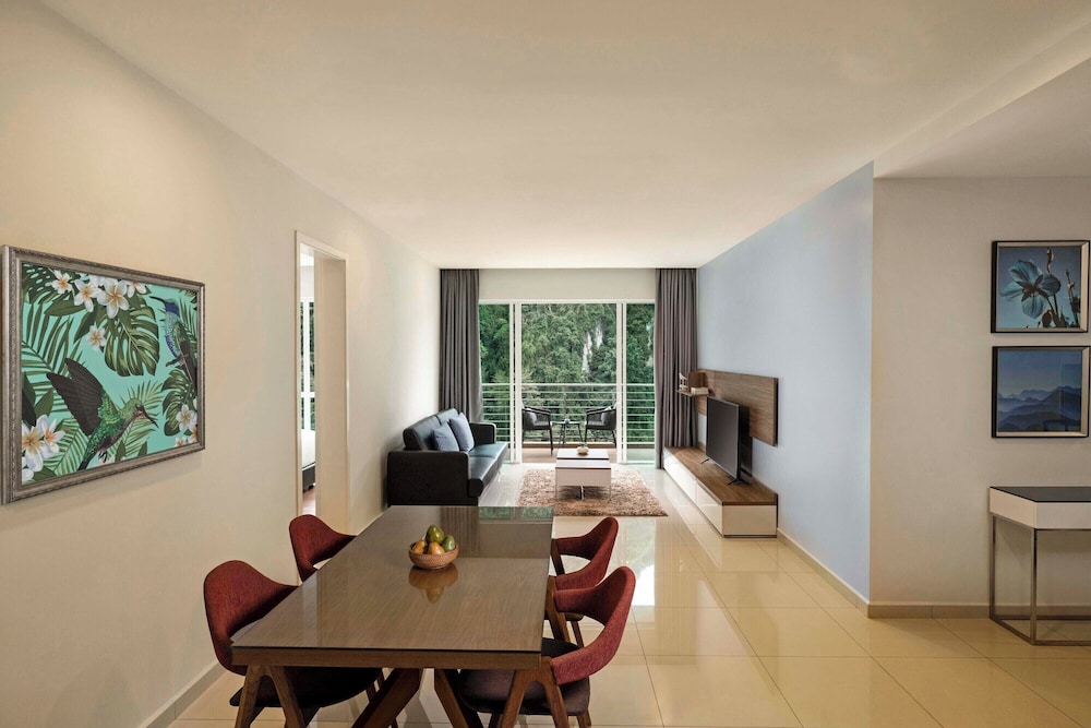 3 Bedroom Executive Suite Lakeview thumbnail 5