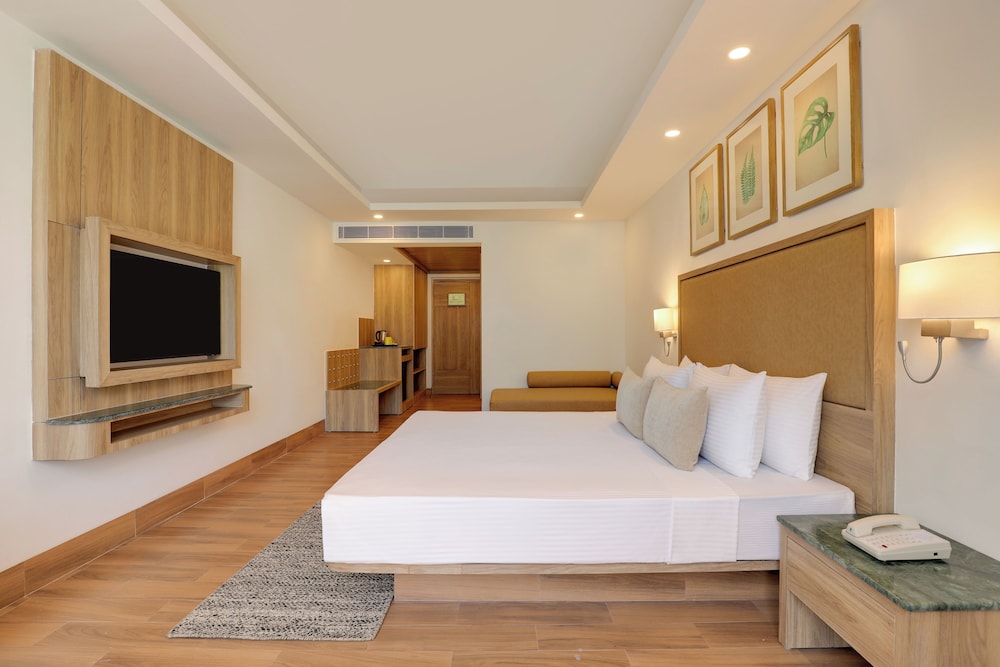 Deluxe King Room with Mountain View - Photo 7
