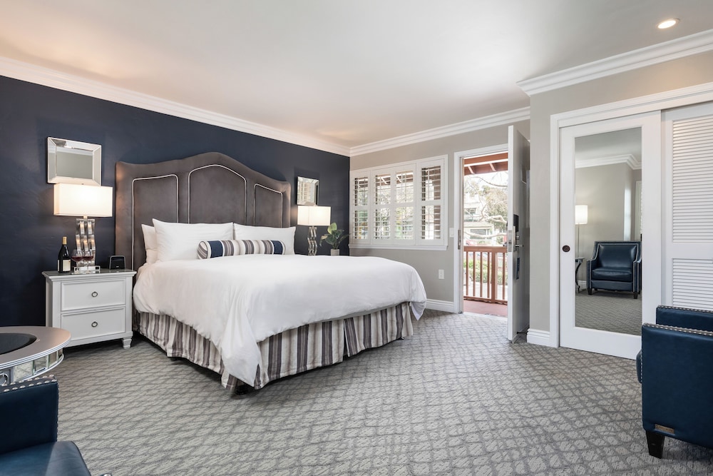 Standard Room, 1 King Bed - Photo 2