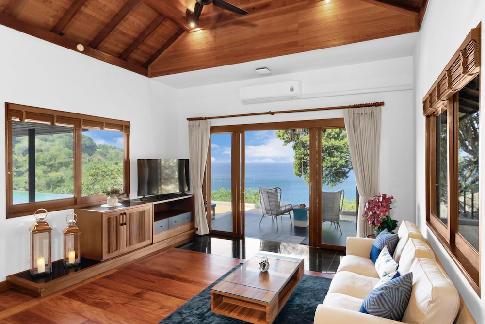 Luxury Villa photo 1
