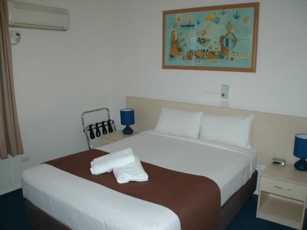 Standard Room, 1 Queen Bed photo 3
