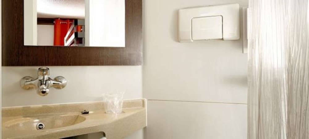 Standard Room, Multiple Beds (1 Double And 1 Single Bed) photo 2