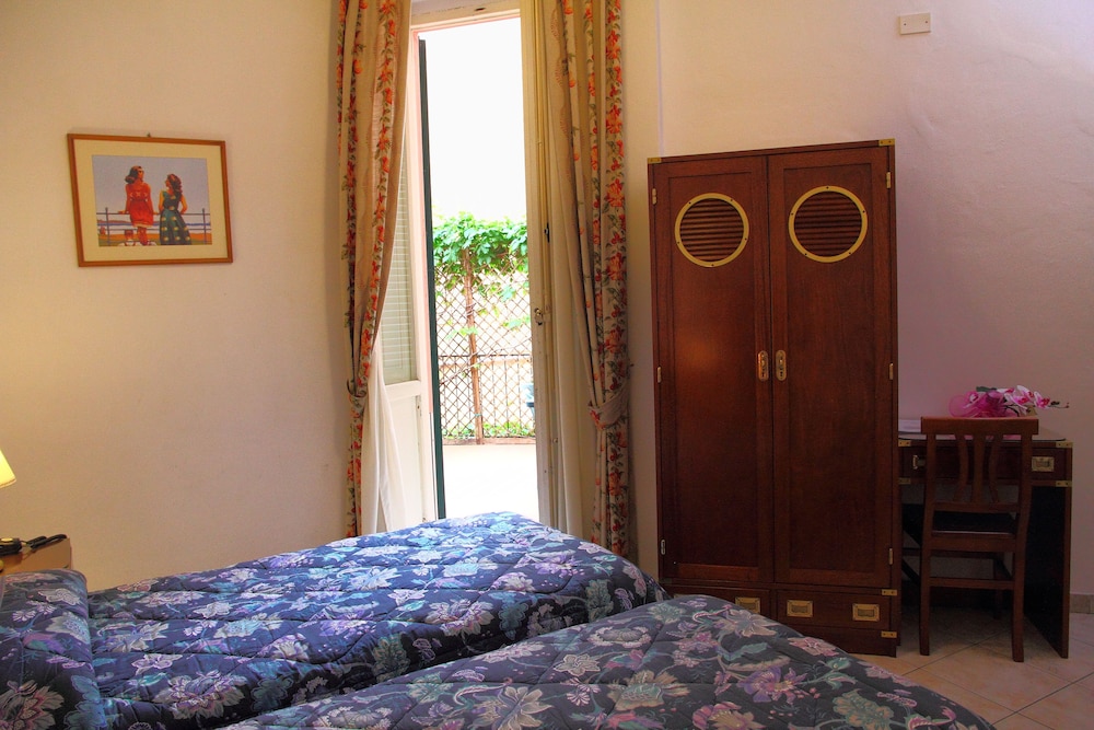Standard Double or Twin Room photo 3