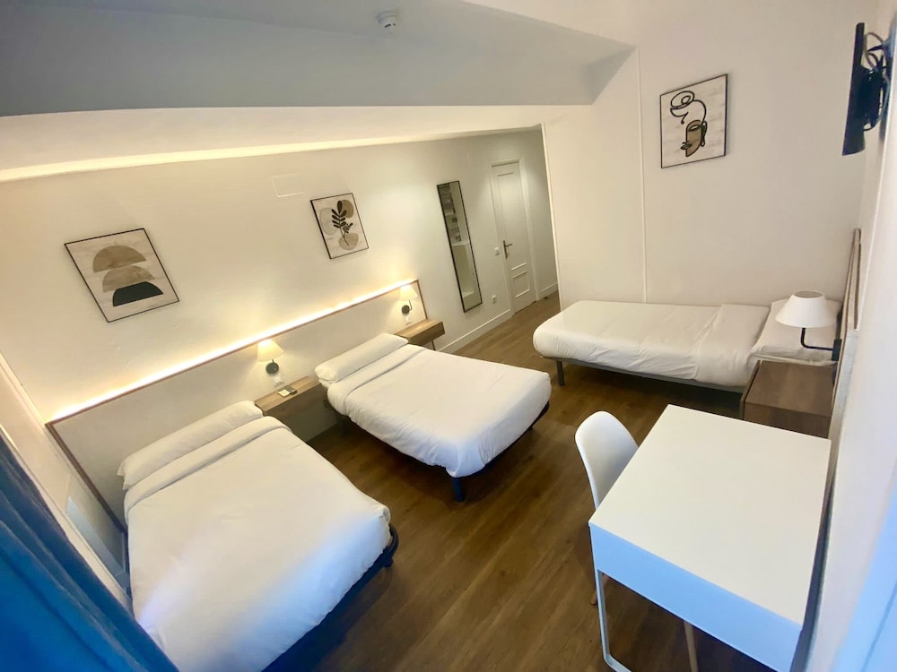 Comfort Triple Room, Private Bathroom photo 2