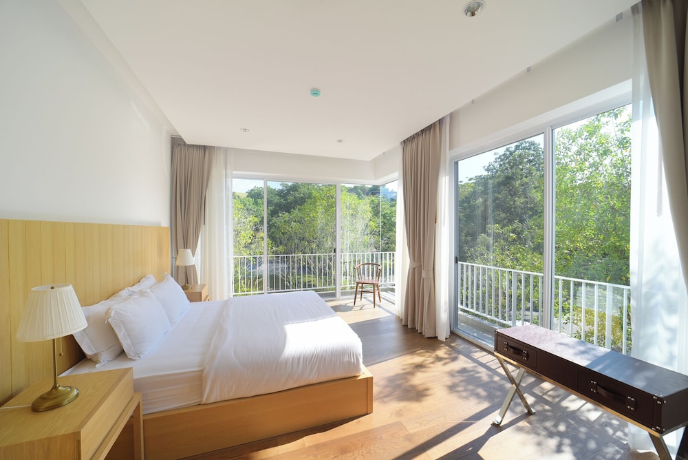 Suite with Mountain View