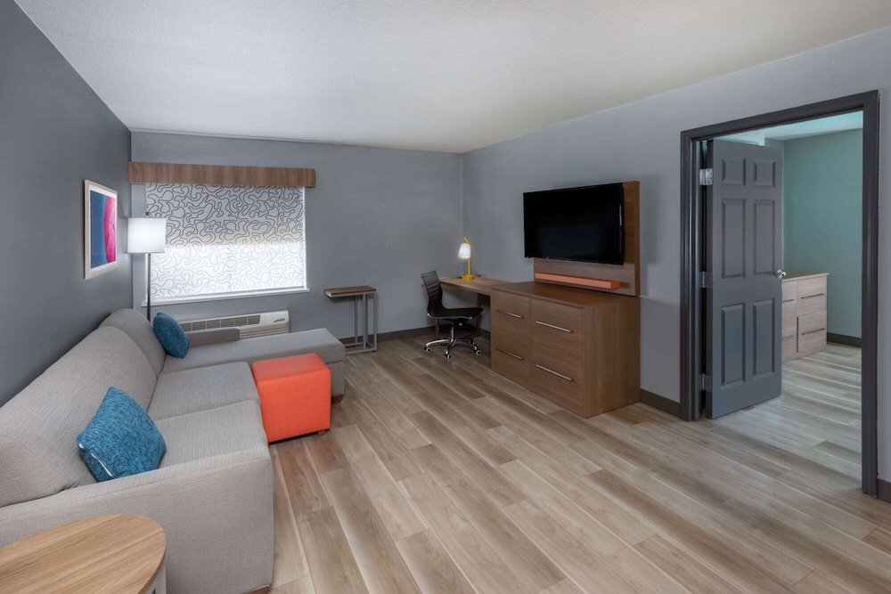 Deluxe Suite, 1 King Bed, Accessible, Non Smoking (Mobility, Tub w/ Grab Bars) - Photo 6