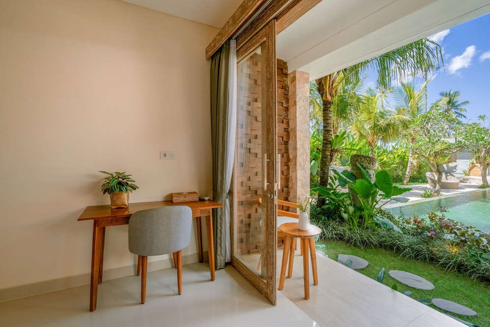Suite, Pool View - Photo 3