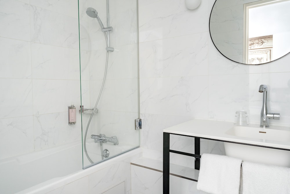 Duplex - Complimentary soft minibar, courtesy tray, Chromecast  and digital press photo 2