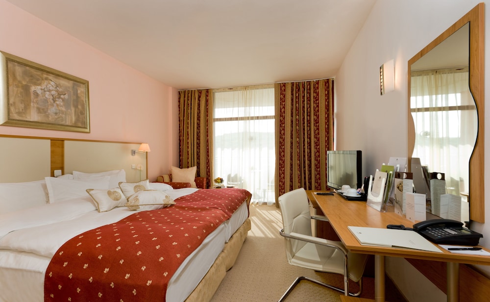 Double or Twin Room, Balcony, Park View photo 1