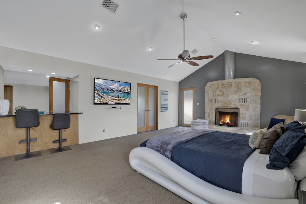 House, Multiple Beds, Hot Tub (406 W Schubert Combo)