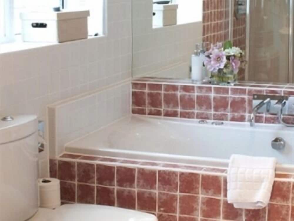 Deluxe Double Room, Ensuite photo 3