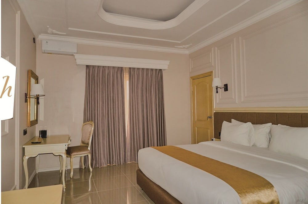 Deluxe Palace Mountain View Queen
