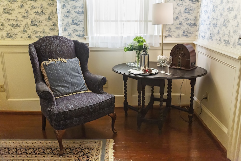 Montclair Room photo 2