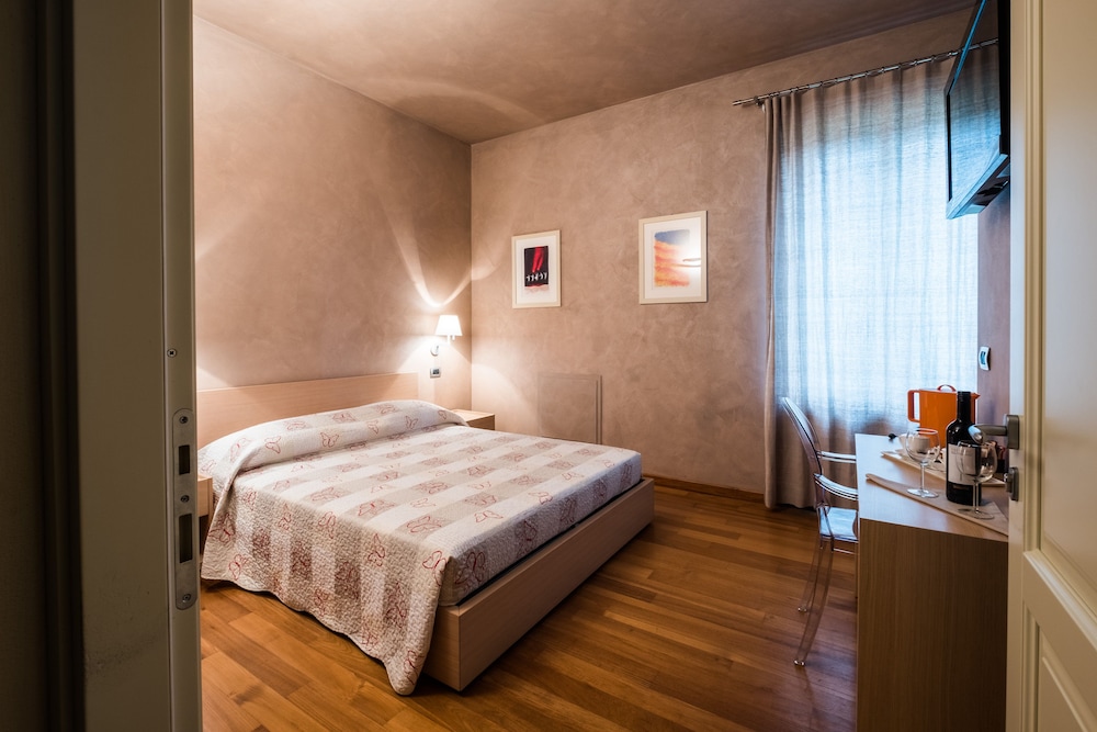 Standard Double Room, 1 Double Bed, Private Bathroom, Park View photo 2