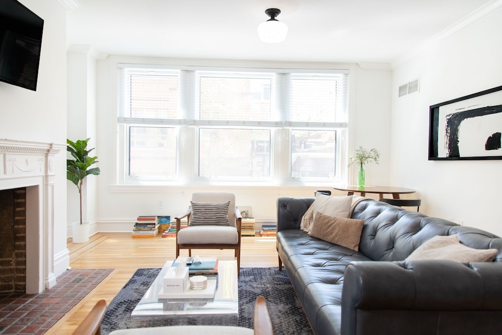Luxury Apartment, 1 Queen Bed with Sofa bed, Kitchen (107)