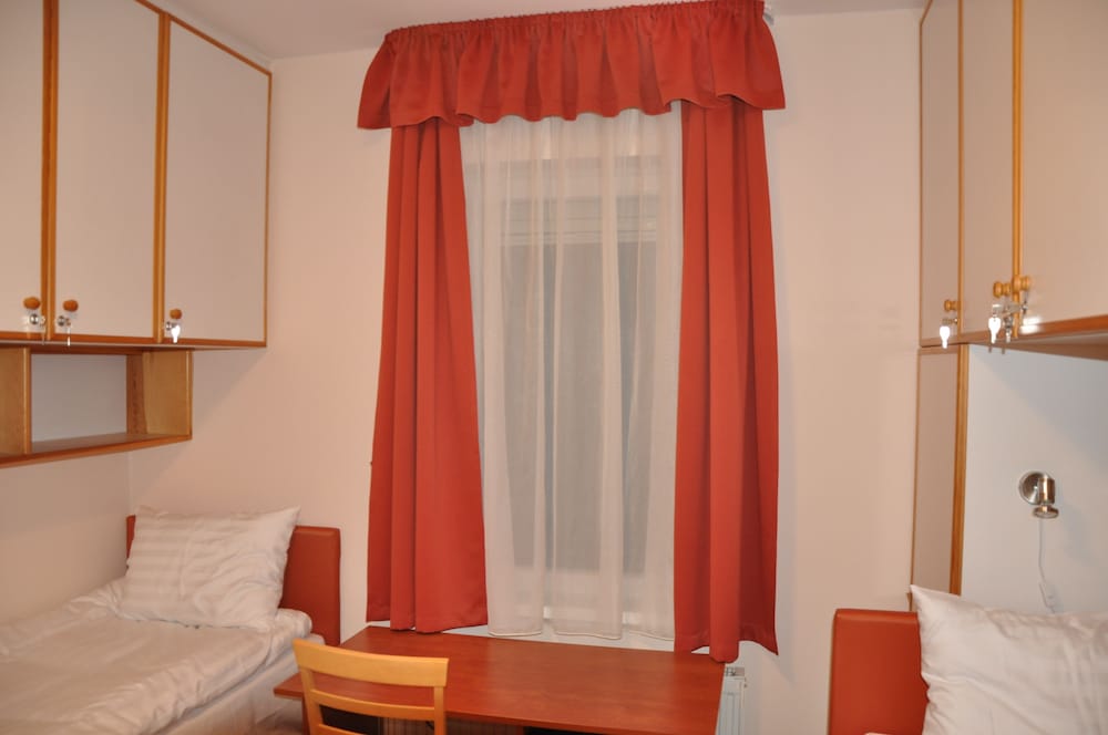 Standard Room, 2 Twin Beds, Courtyard View photo 1