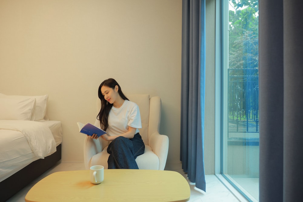 Basic Double Room, 1 Bedroom, Non Smoking, Mountain View photo 3