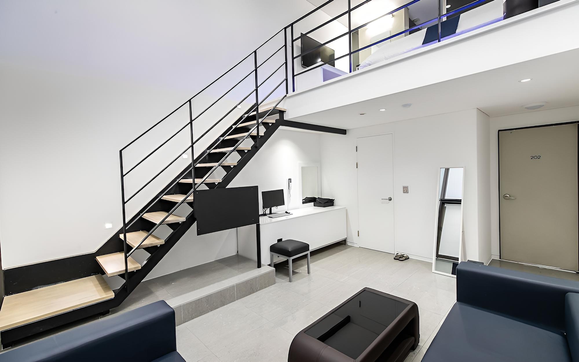 Room (Duplex Place Station VR Room)