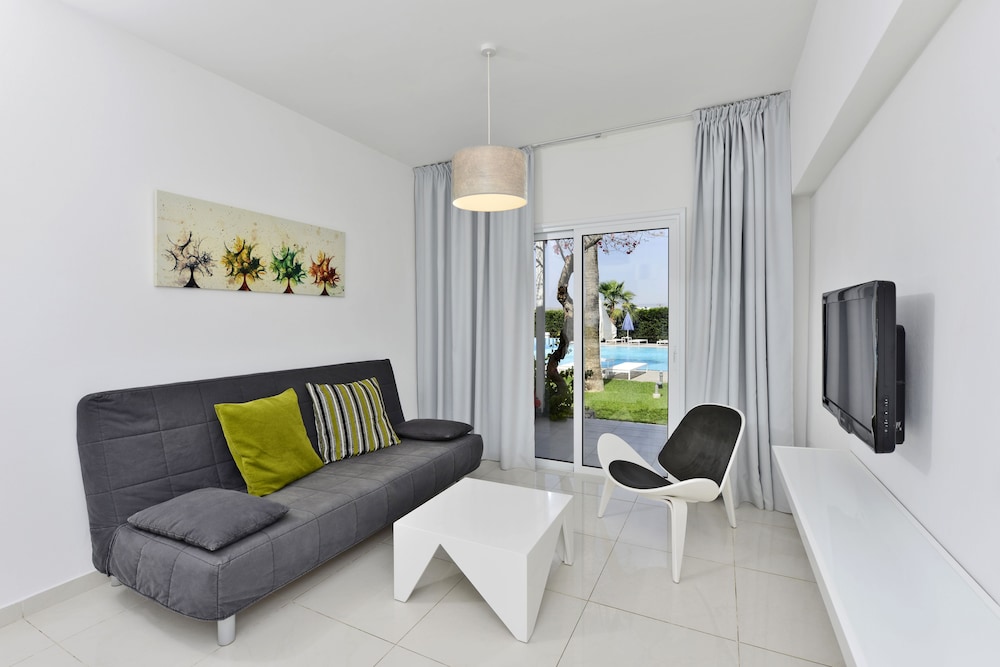 Suite, 1 Bedroom, Pool View photo 2