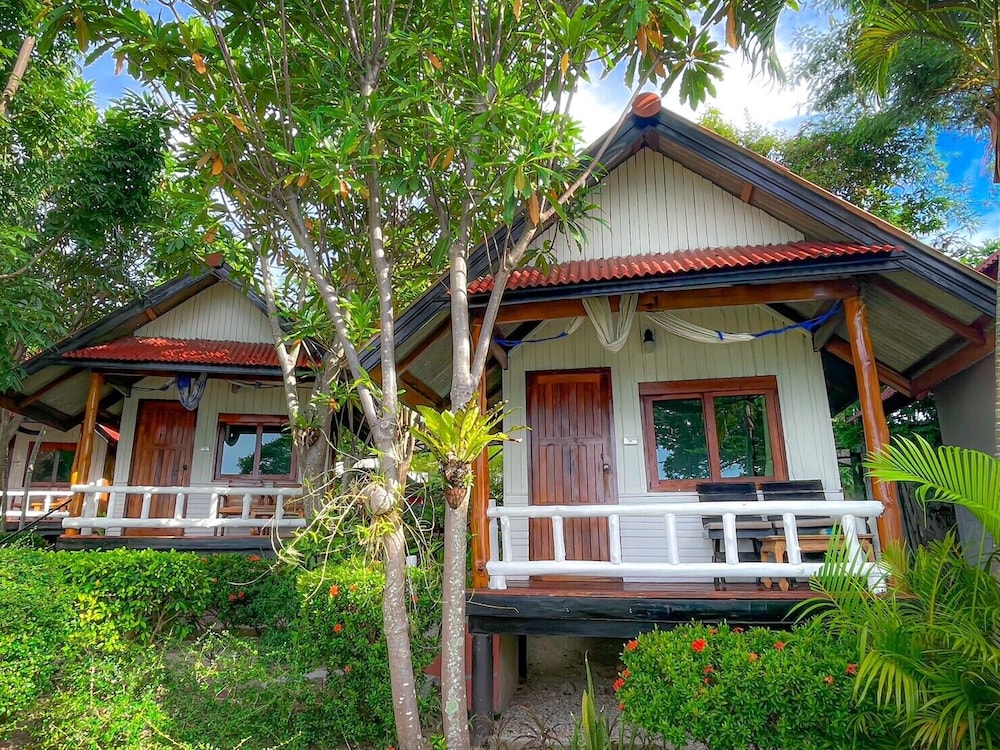 Standard Room (Fan Island Wooden Hut cold water) photo 3