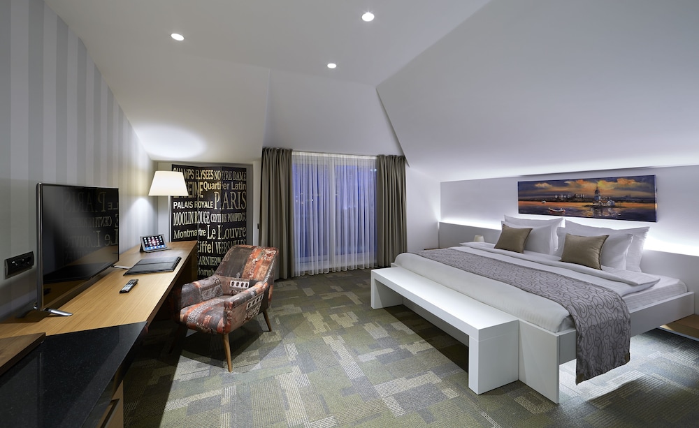 Business Suite, 1 King Bed, Balcony, Hill View photo 1