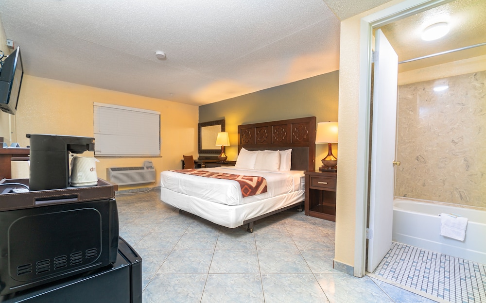 Deluxe Room, 1 King Bed - Photo 4