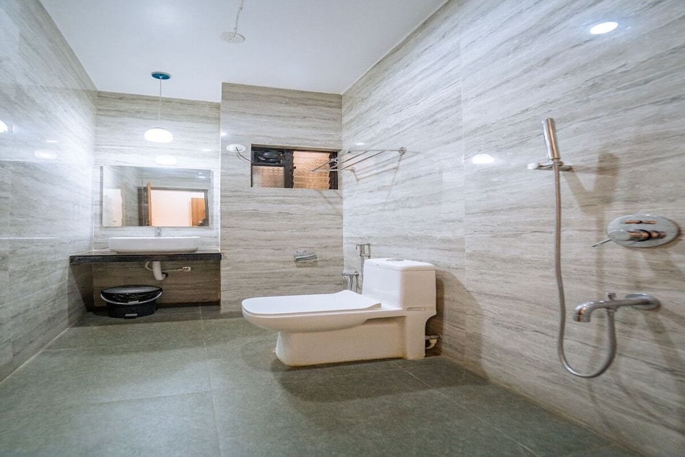 Executive Room - Photo 11