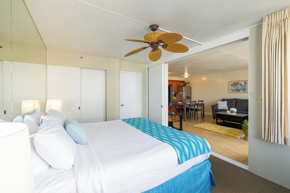 High Floor Ocean View Condo (King Bed and Parking): Condo, 1 Bedroom, Ocean View (0105) photo