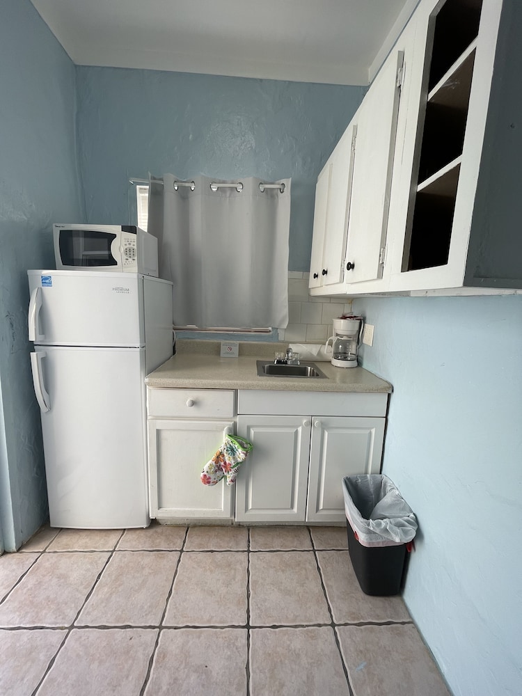 Superior Studio, 1 Queen Bed, Kitchenette, Corner photo 3