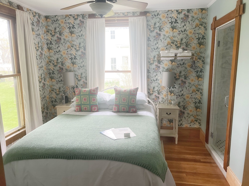 Standard Room, 1 Queen Bed photo 1