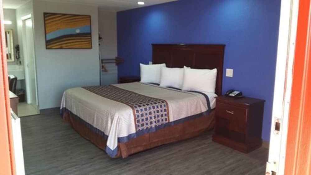 Standard Room, 1 King Bed, Non Smoking photo 1