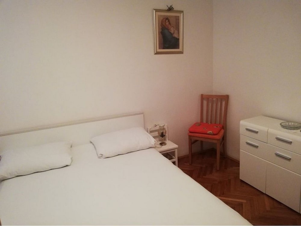 Room (S1)