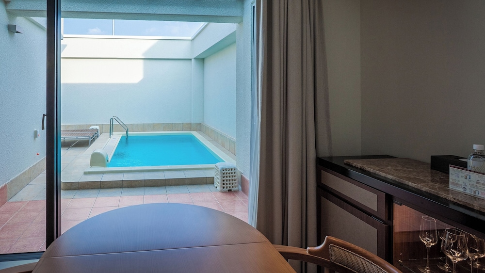 EXES Pool Villa Suite 62sqm, Non Smoking / Access to Lounge