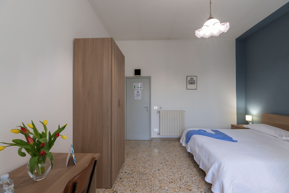 Classic Double or Twin Room, Balcony, Garden View photo 3
