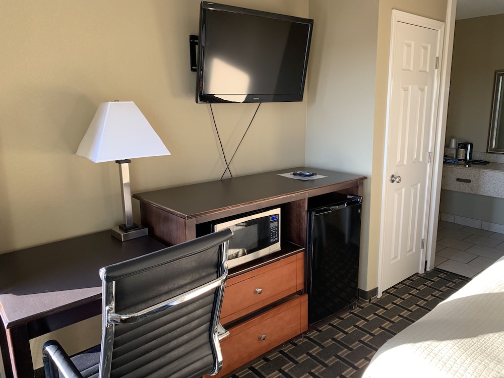 Standard Room, 1 King Bed, Smoking photo 2