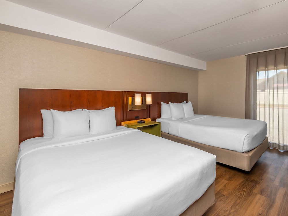 Room, 2 Queen Beds, Non Smoking (Pet Friendly) - Photo 1