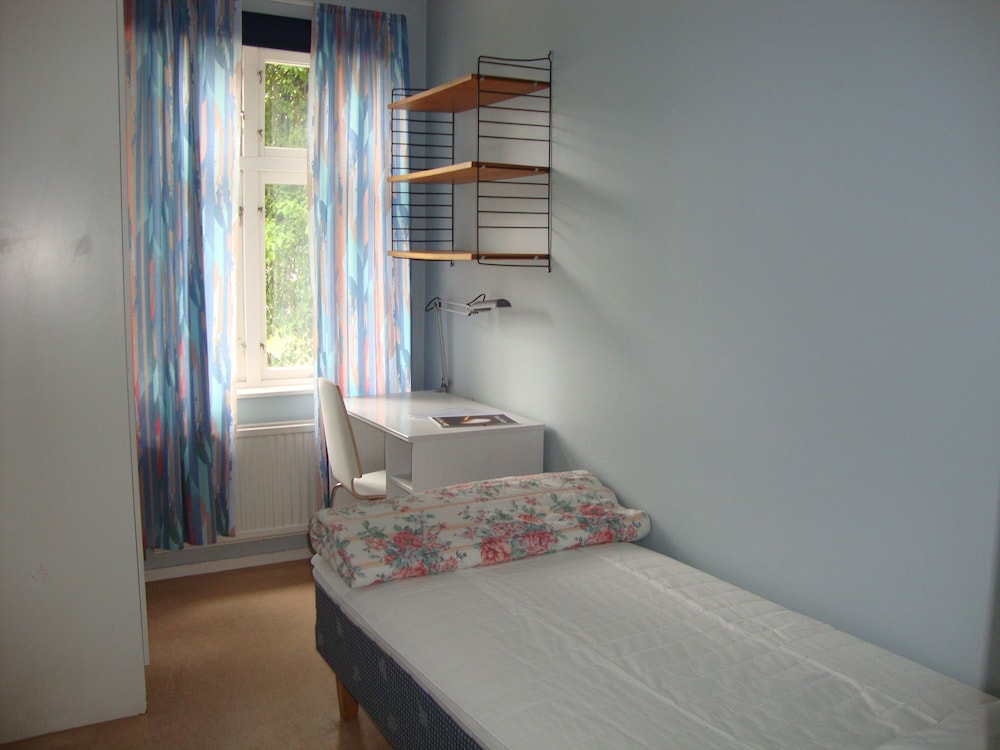 Standard Single Room, Shared Bathroom photo 3