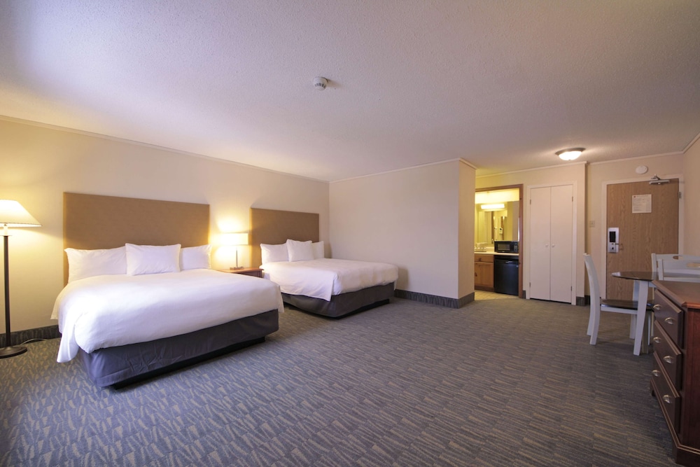 Suite, Multiple Beds, Non Smoking, Kitchenette - Photo 1