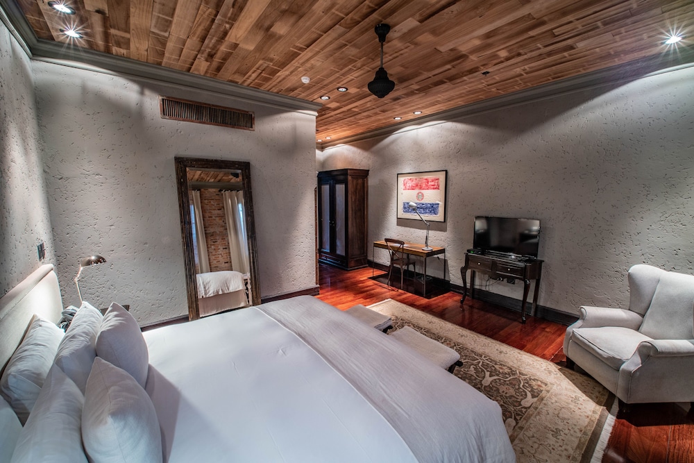 Standard Room, 1 Queen Bed photo 3