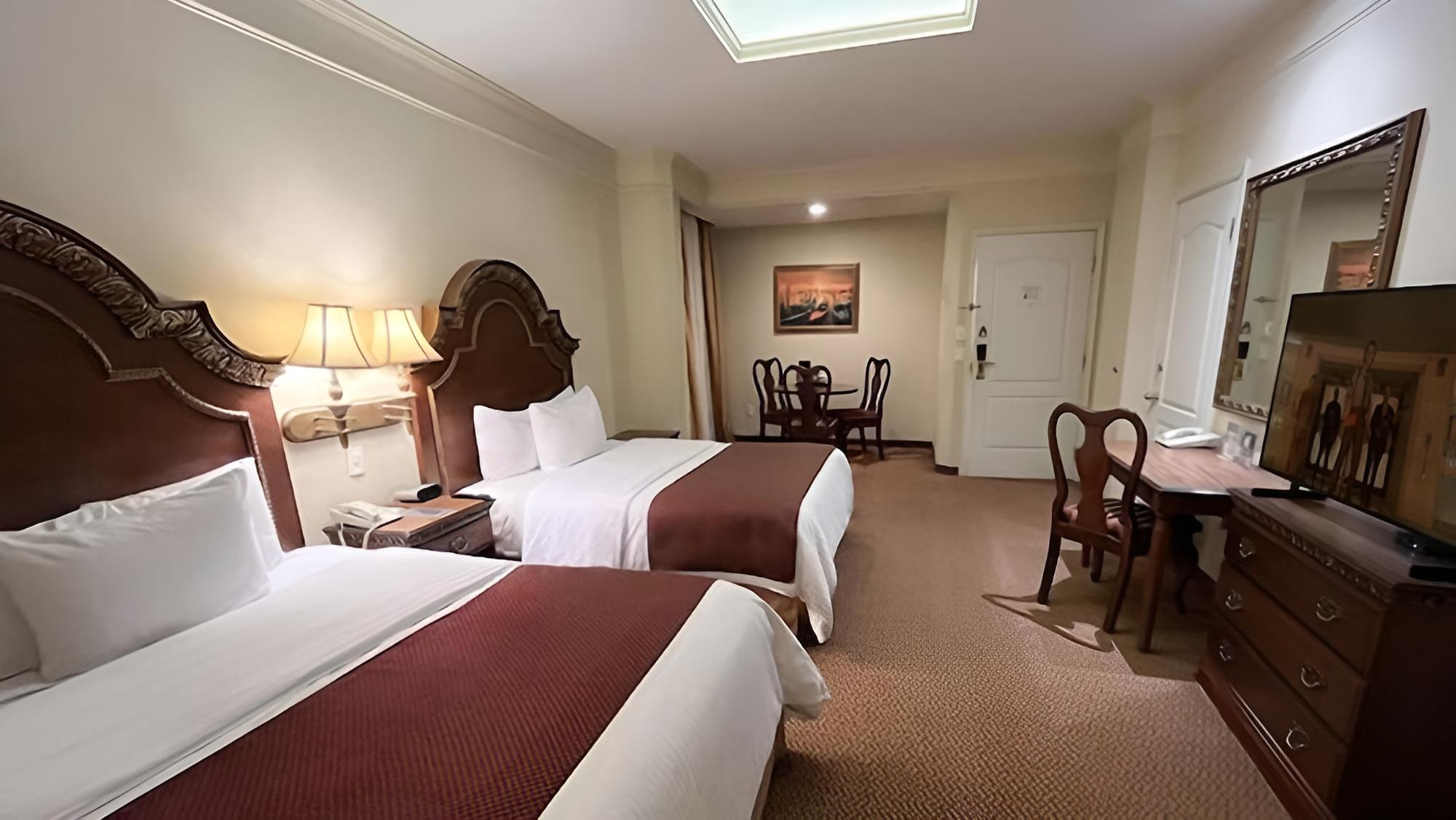Junior Suite, 1 Bedroom, Private Bathroom - Photo 1