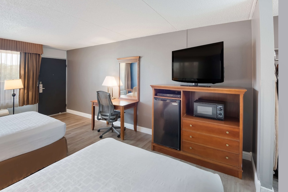 Standard Room, 2 Double Beds, Non Smoking, Refrigerator & Microwave (Pet Friendly) - Photo 5