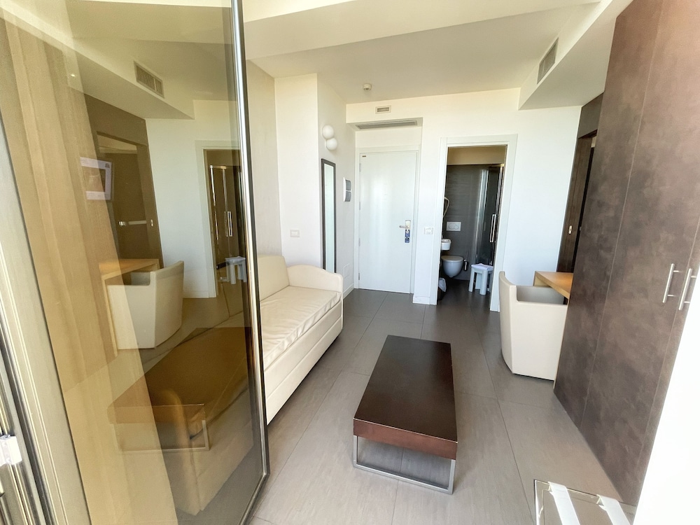 Junior Suite, Jetted Tub photo 3