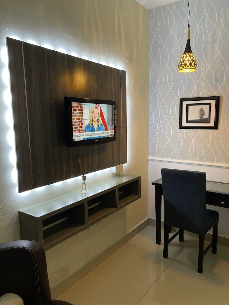 Premier Studio, 1 Queen Bed, Non Smoking, Refrigerator & Microwave photo 2