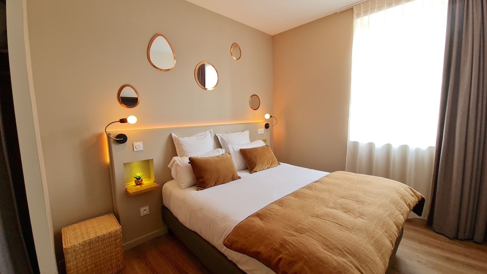 Standard Suite, City View - Photo 23