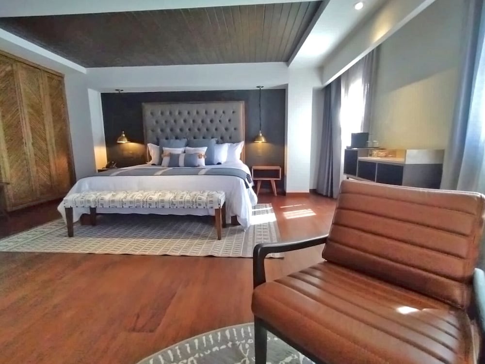 Superior Suite, 1 King Bed - Photo 4