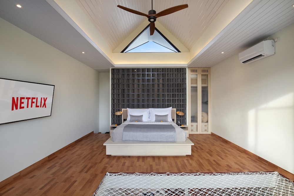 Smart Loft One Bedroom Villa with Private Pool & Jacuzzi - Photo 3